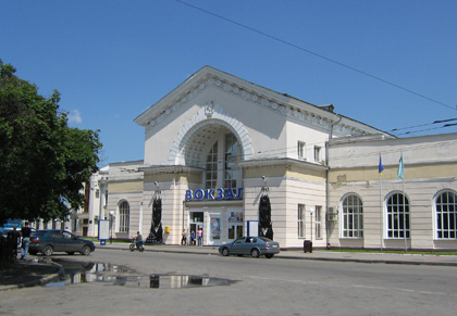 Южный вокзал |  Полтава 2010   Южный вокзал (станция «Полтава-Южная») является главным железнодорожным вокзалом Полтавы
